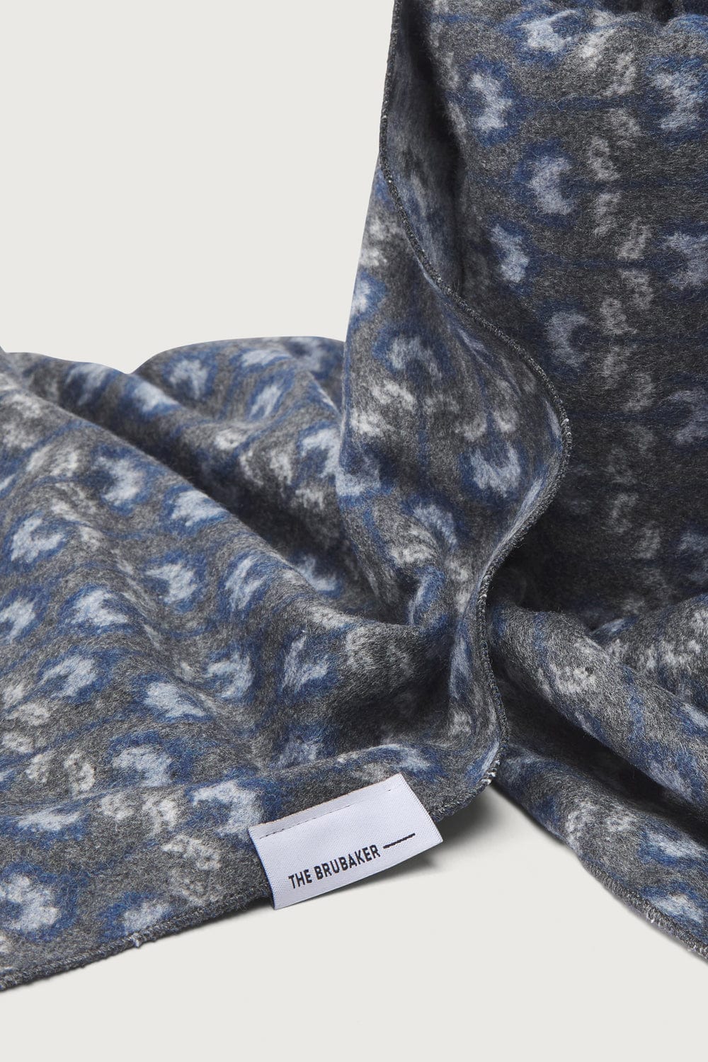 The Scarf Flores Azul y Gris-3