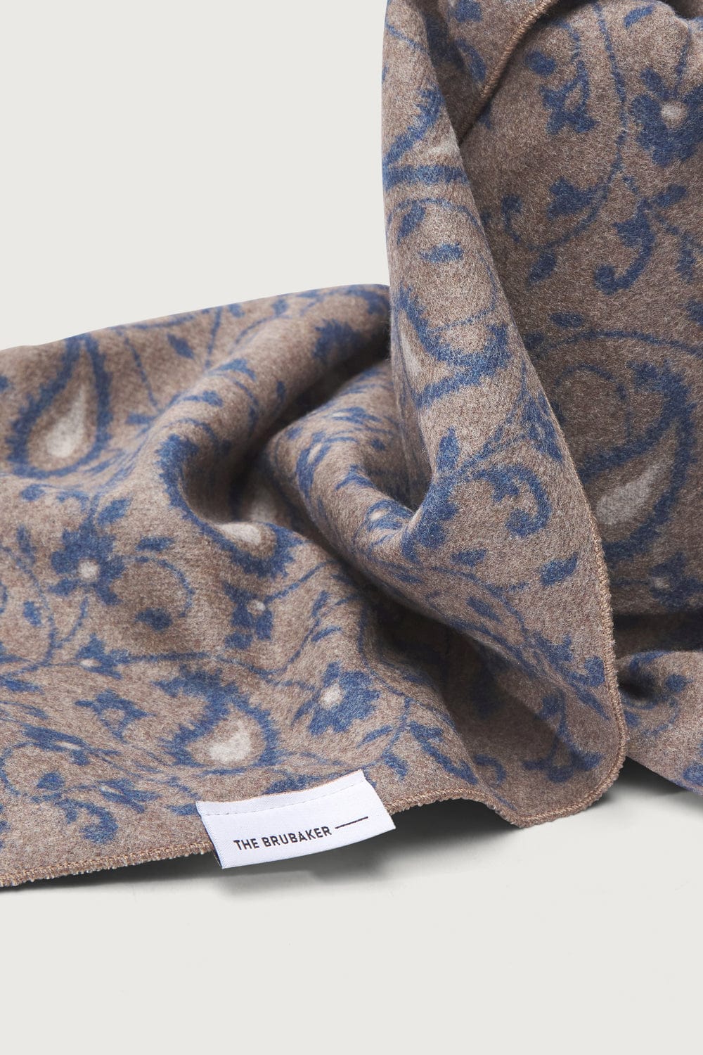 The Scarf Hojas Marron y Marino-zoom-3