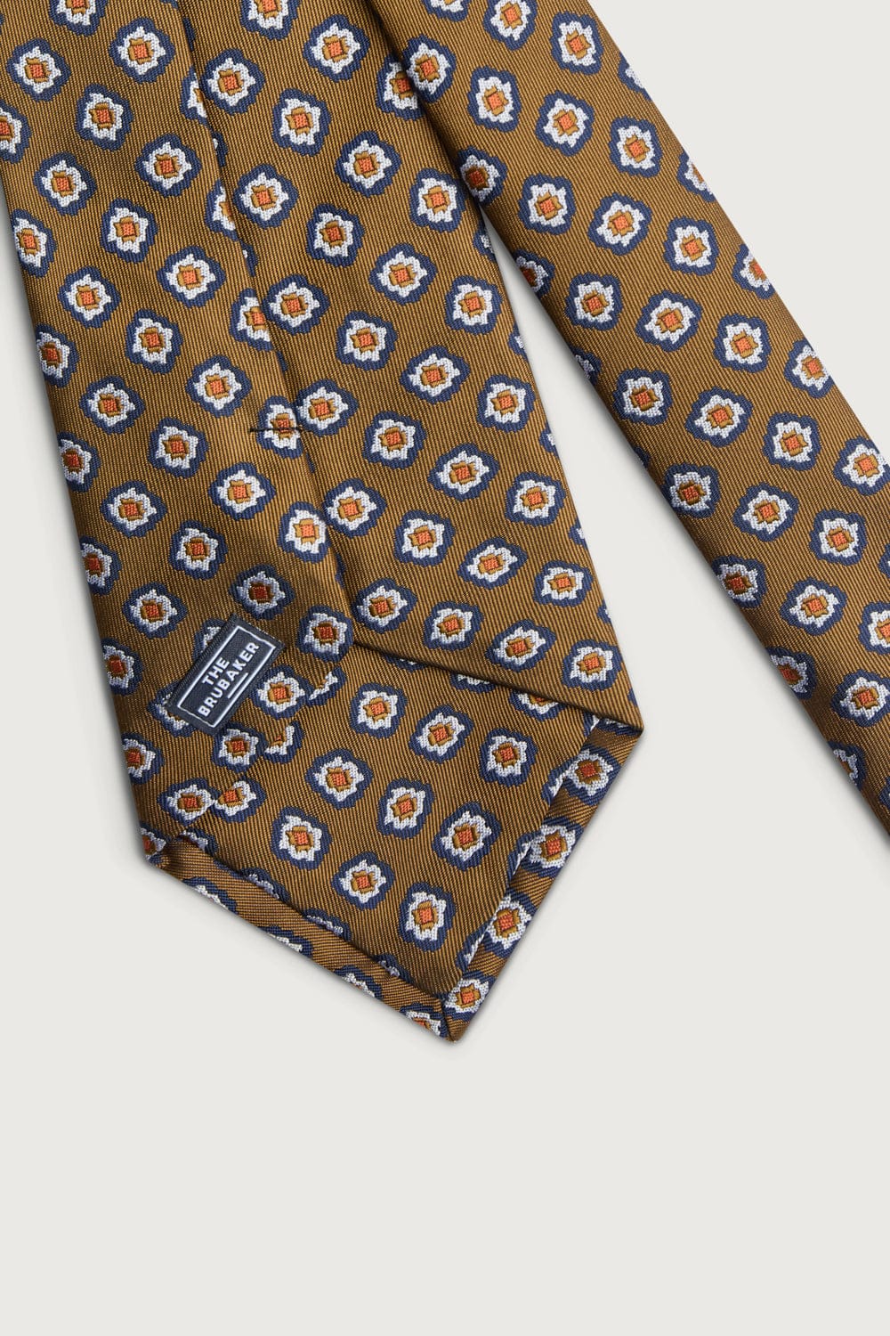 The Silk Tie Ocre Figuras-2